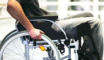 Rollstuhl, Hilfsmittel bei Querschnittlähmung